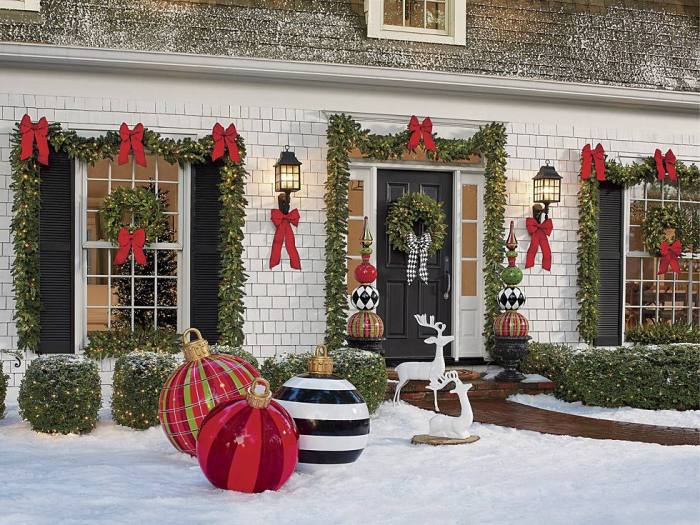 Outdoor porch christmas decor