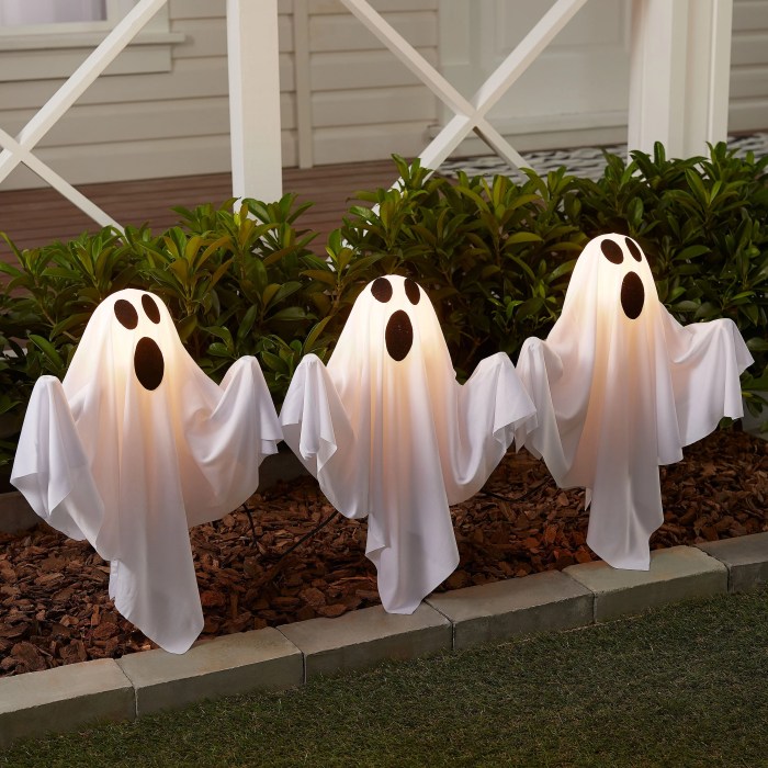 Outdoor halloween decor nearby