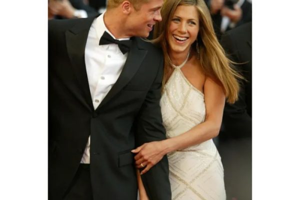 Jennifer aniston wedding dress to brad pitt